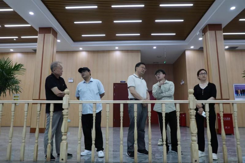 工信部產(chǎn)業(yè)政策與法規(guī)司原巡視員、先進(jìn)制造商學(xué)院總裁四班班主任辛仁周一行到順成集團(tuán)走訪